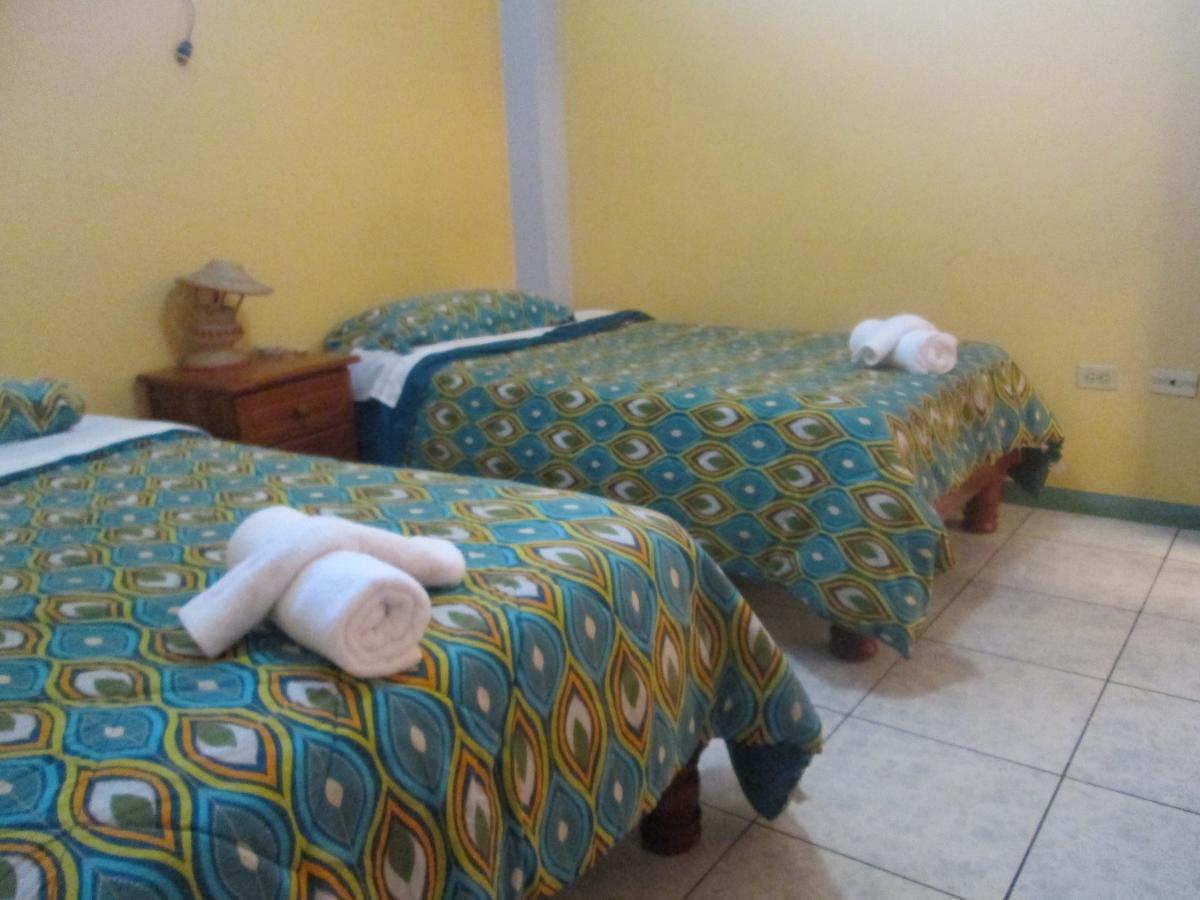 Hostal Leon Dormido Puerto Baquerizo Moreno Exterior foto